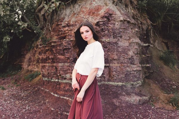 Comment adoptez avec style la robe chemise en denim : techniques essentielles pour un look élégant