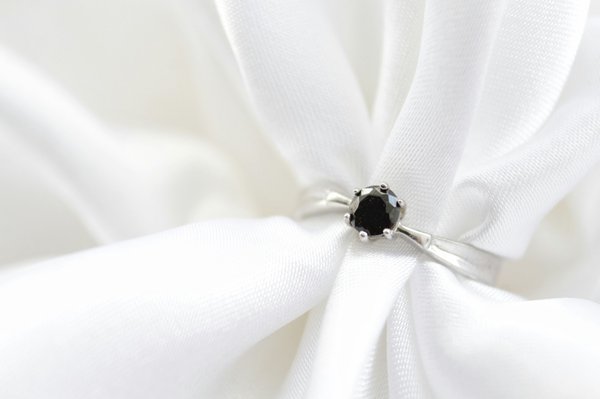 Les tendances incontournables des bagues avec pierre noire